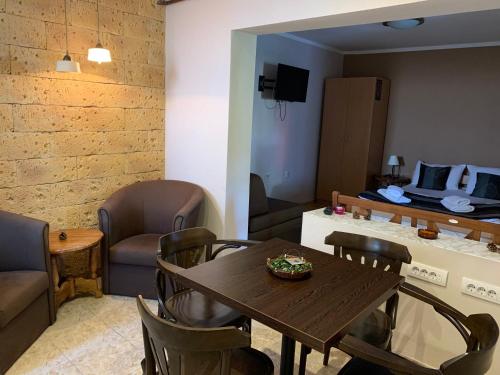 sala de estar con mesa de madera y sillas en Guest Accommodation Zone en Niška Banja