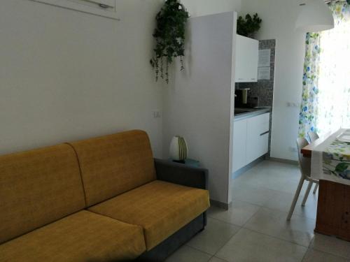 uma sala de estar com um sofá e uma cozinha em Casa Ferreri em Santa Ninfa