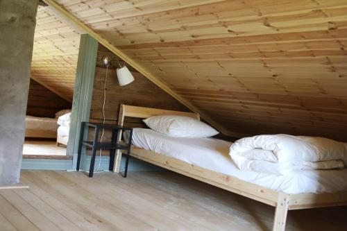 מיטה או מיטות בחדר ב-Sjönära stuga med båt och bastu