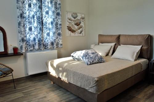 een slaapkamer met een bed met een kussen erop bij Lucas home in Lixouri