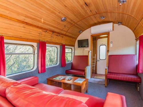 Area tempat duduk di Ohakune Train Stay - Carriage B