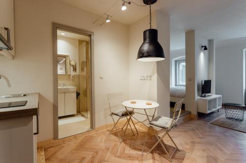 - une cuisine et une salle à manger avec une table et des chaises dans l'établissement Boutique apartments, à Banská Štiavnica