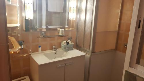 a bathroom with a sink and a mirror at VILLA TONY in Benalmádena