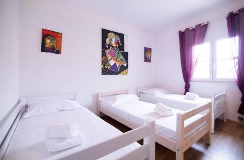 Zimmer mit 2 Betten und einem Fenster in der Unterkunft Holiday Home Relax in Neorić