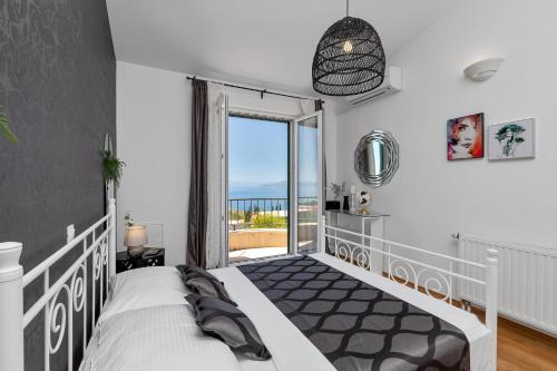 Posteľ alebo postele v izbe v ubytovaní Villa Vesna with heated pool