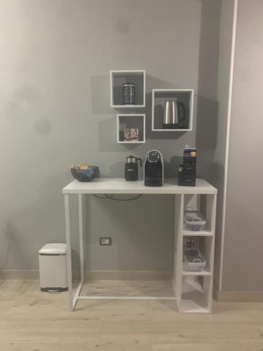 a white table in a corner of a room at Le stanze di Dalia in Crotone