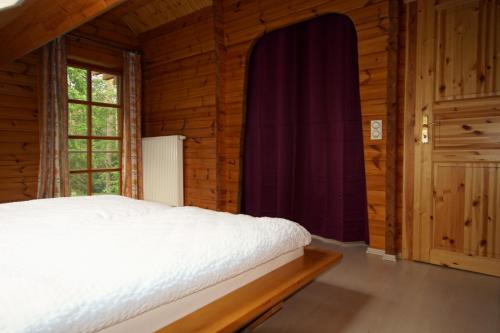 Un pat sau paturi într-o cameră la Waldhaus Eichhörnchen