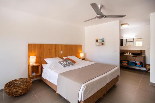 a bedroom with a bed and a ceiling fan at Kas Amigu accomodations in Willibrordus