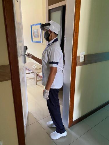 a man wearing a mask in a room at Palácio Do Rio Hotel in Teresina