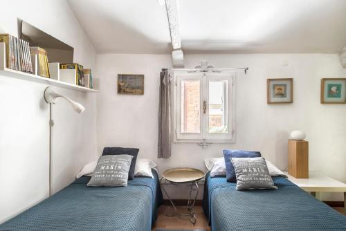 Lova arba lovos apgyvendinimo įstaigoje Ca Lorosa Cosy and comfortable Loft at Castello