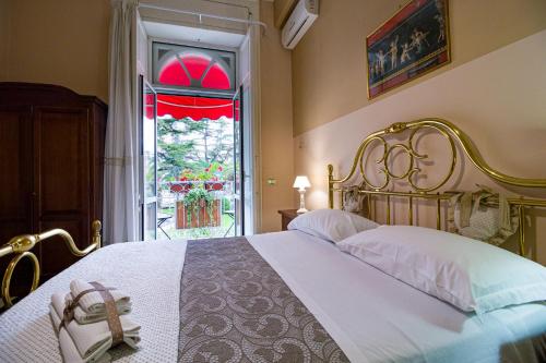 - une chambre avec un grand lit et une fenêtre dans l'établissement Sweet Suite V&V, à Pompéi