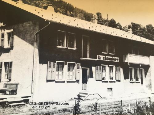 ein altes Schwarz-Weiß-Foto eines Gebäudes in der Unterkunft Résidence La Chaumière in Les Gets