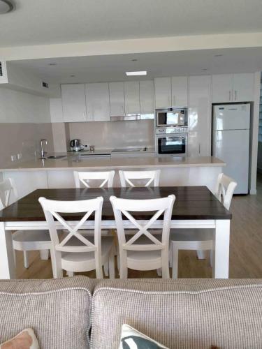 Dapur atau dapur kecil di Camargue Beachfront Apartments