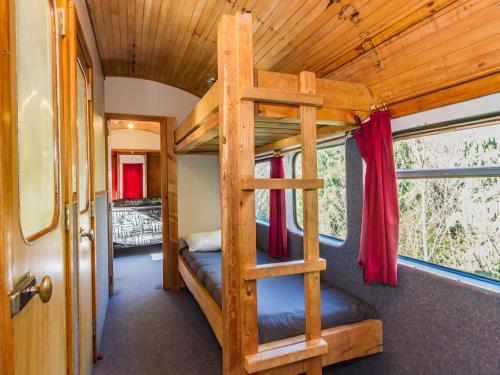 um quarto com um beliche numa pequena casa em Ohakune Train Stay - Carriage B em Ohakune