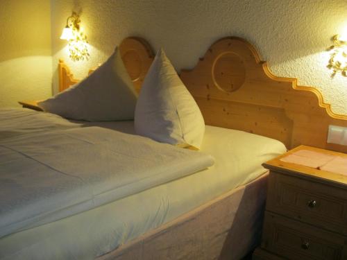 Una cama o camas en una habitación de Gästehaus Sahler