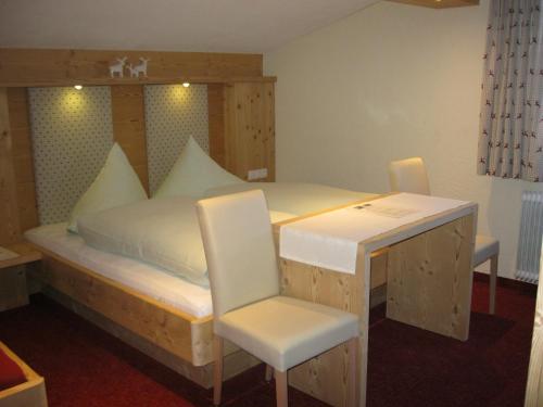 Una cama o camas en una habitación de Gästehaus Sahler
