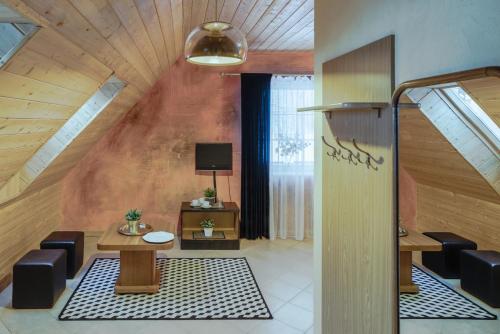 een kamer met een tafel en stoelen en een plafond bij Slėnis Trakuose in Trakai