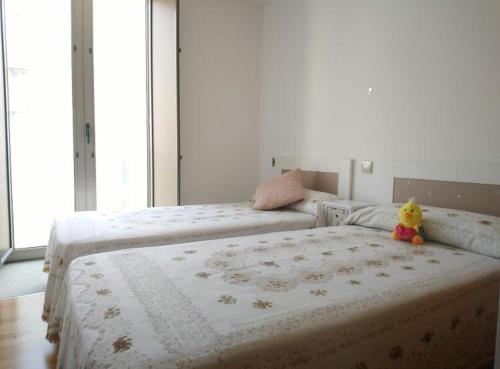 - une chambre avec 2 lits avec un animal rembourré au-dessus dans l'établissement Os limoeiros do cura, à Foz