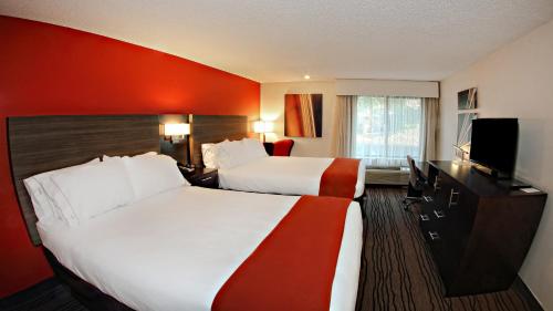 Кровать или кровати в номере Holiday Inn Express Brentwood-South Cool Springs by IHG