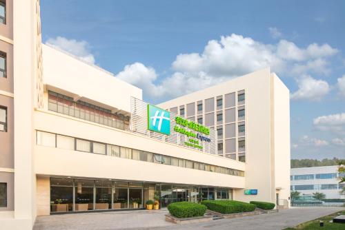 an office building with a sign on it at Holiday Inn Express Tianjin Airport by IHG in Tianjin