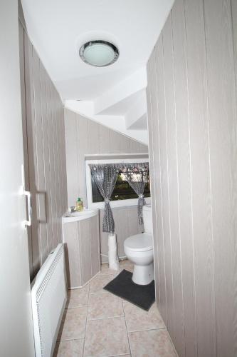 une salle de bain avec toilettes, baignoire et lavabo dans l'établissement LA MEDINA, à La Fère