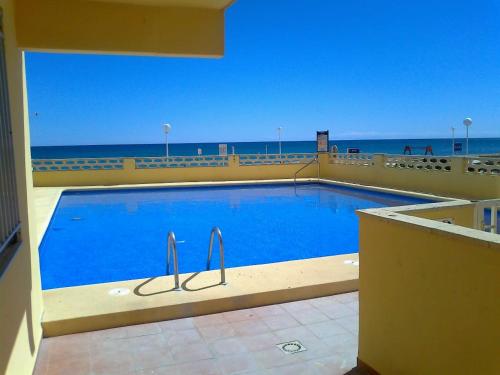 une grande piscine avec vue sur l'océan dans l'établissement Bellreguart 1a línea de Playa - Edificio Mirador, à Bellreguart