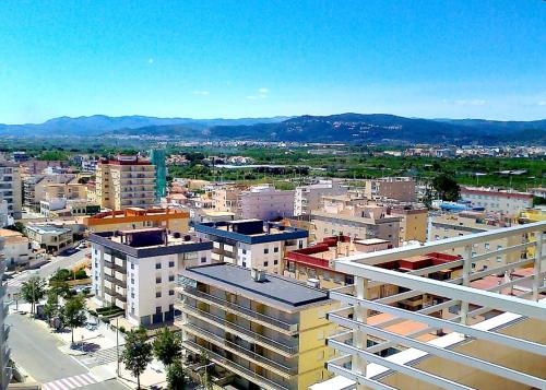 une vue aérienne sur une ville avec des bâtiments dans l'établissement Bellreguart 1a línea de Playa - Edificio Mirador, à Bellreguart