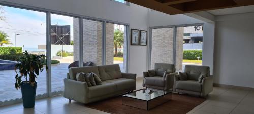 a living room with two couches and a table at Requinte e sofisticação in Praia Grande