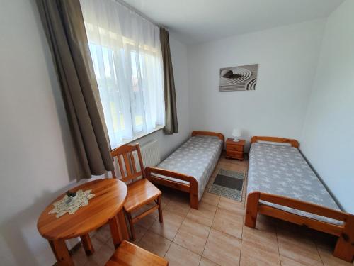Una cama o camas en una habitación de Pokoje gościnne Piotr Gąska