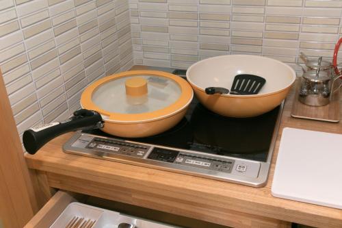 un bancone della cucina con ciotola e lavandino di Nishodo Machiya HIKARU OIKE a Kyoto
