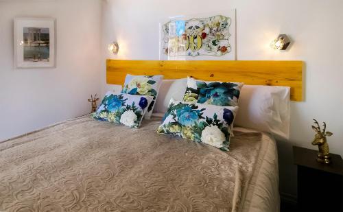 ein Schlafzimmer mit einem Bett mit vier Kissen in der Unterkunft Urban Hipster 2 in Málaga