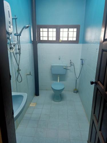 Ένα μπάνιο στο Homestay Roomstay Muar Srizahrani
