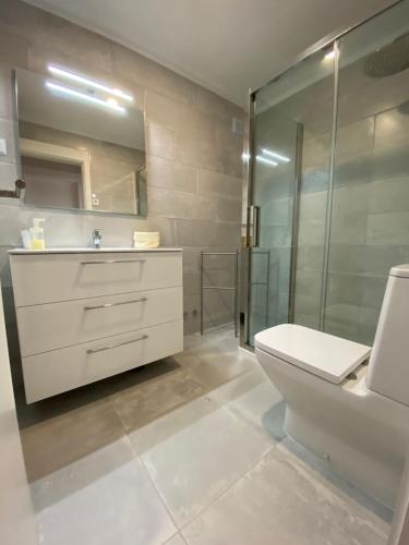uma casa de banho com um lavatório, um WC e um chuveiro em Soltroia Housefeelings em Tróia