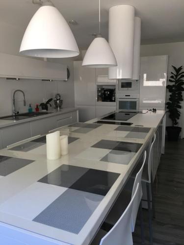 une cuisine avec un comptoir noir et blanc dans l'établissement Fun and sun room, à Salles-d'Aude