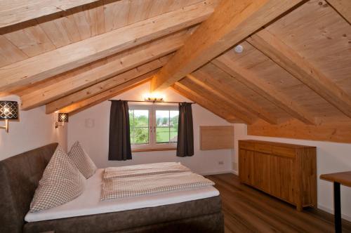 Säng eller sängar i ett rum på Alpenblick am Chiemsee