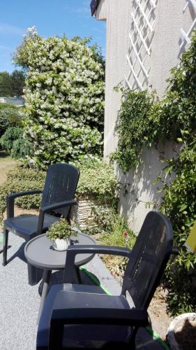 two chairs and a table and a table and chairs at Ganamapa in Merlimont