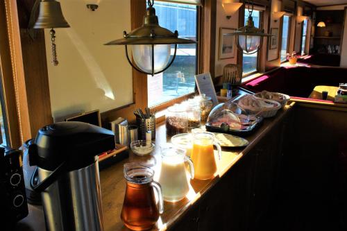 eine Bar mit Speisen und Getränken auf der Theke in der Unterkunft Felicitas in Amsterdam