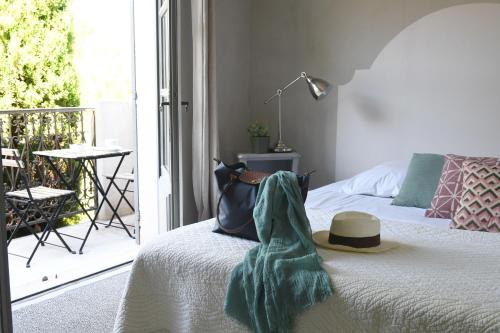 ベドアンにあるLa Maison De Bécarasのベッドルーム(ベッド、帽子付)