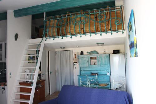 Cette chambre dispose de lits superposés bleus et d'un escalier. dans l'établissement De la couleur aux Marquises, à La Londe-les-Maures