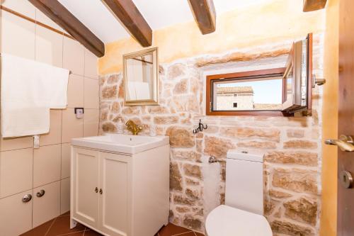 a bathroom with a toilet and a sink at Casa Ghedda in Gedići