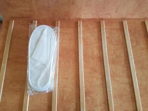 zwei Kunststoffstücke auf einem Holzboden mit einem Stuhl in der Unterkunft Traube Hotel Oeffingen in Fellbach
