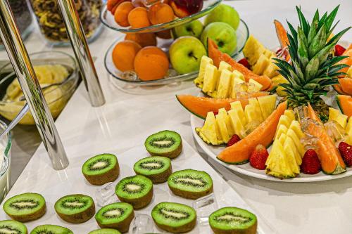 een buffet van groenten en fruit op een tafel bij Hotel Metropolitan in Bellaria-Igea Marina