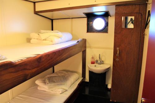 a bathroom with two bunk beds and a sink at AmicitiA in Amsterdam