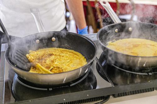 twee pannen op een fornuis met eten bij Hotel Metropolitan in Bellaria-Igea Marina