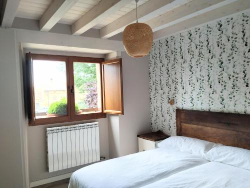 ein Schlafzimmer mit einem Bett und einem Fenster in der Unterkunft La Casa de las Tinas 2 in Sajazarra