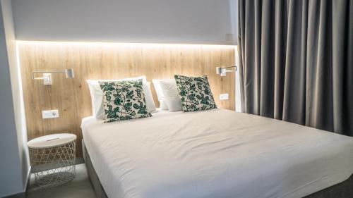 Postel nebo postele na pokoji v ubytování Anfi Suites