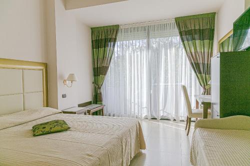 En eller flere senge i et værelse på Hotel Metropolitan