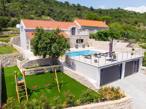 Bazén v ubytování Villa Madrevita Exclusive nebo v jeho okolí