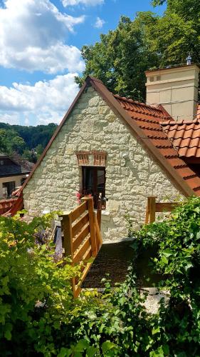 a small stone building with a door and a window at Serce miasta in Kazimierz Dolny