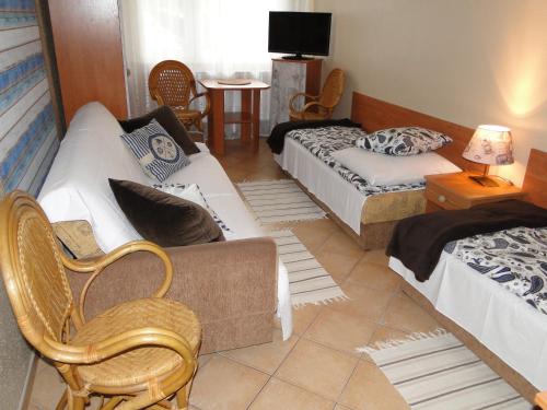 ブワディスワボボにあるKwatera prywatna Hannaのリビングルーム(ベッド2台、ソファ付)